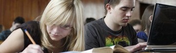 Studierende beim Lernen in der Bibliothek
