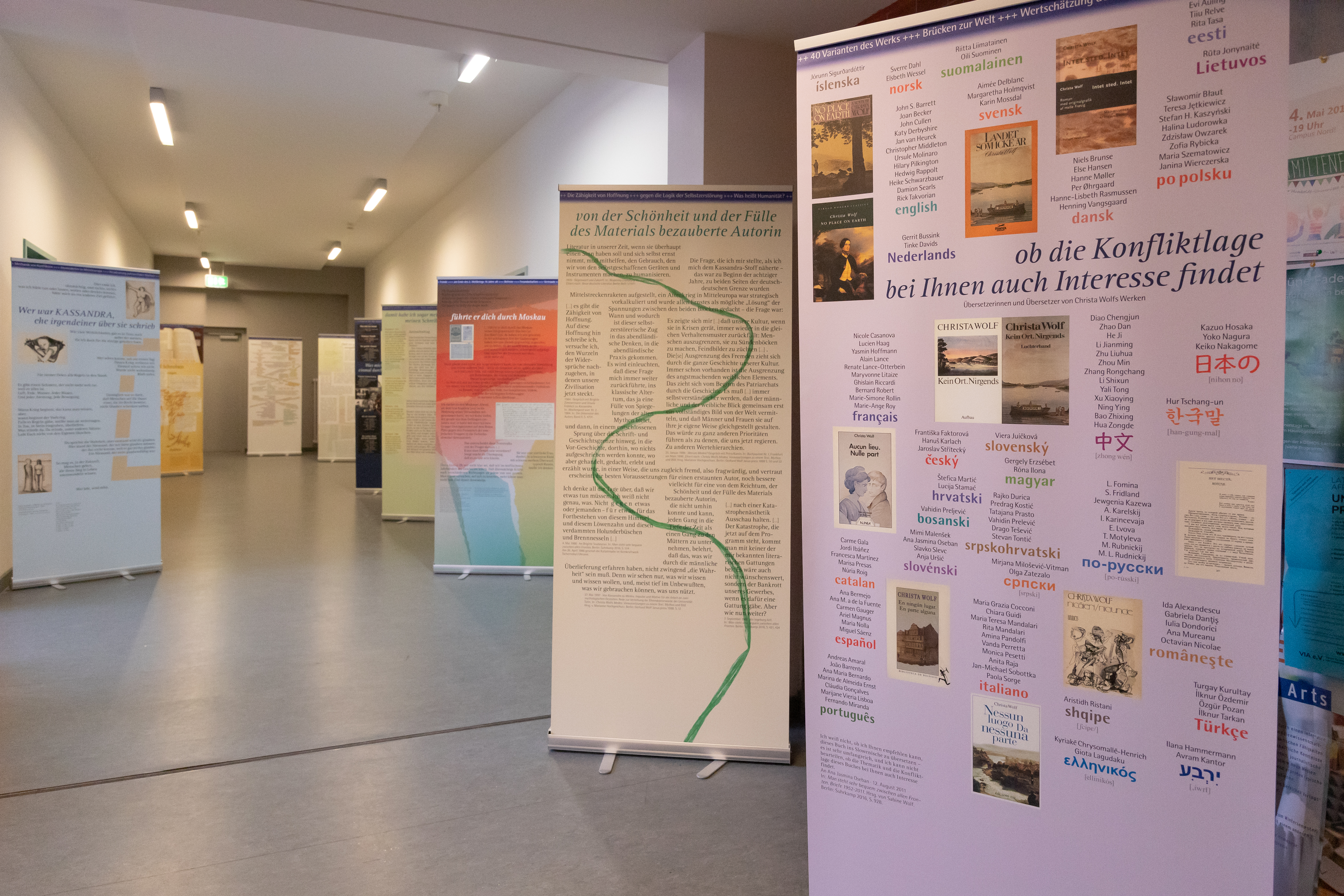 einige Banner stehend im Foyer des Instituts (Ralf Klingelhöfer)2019.jpg